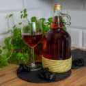 1l-wicker-wrapped-gallone-bottle-with-screw-cap-631305_1